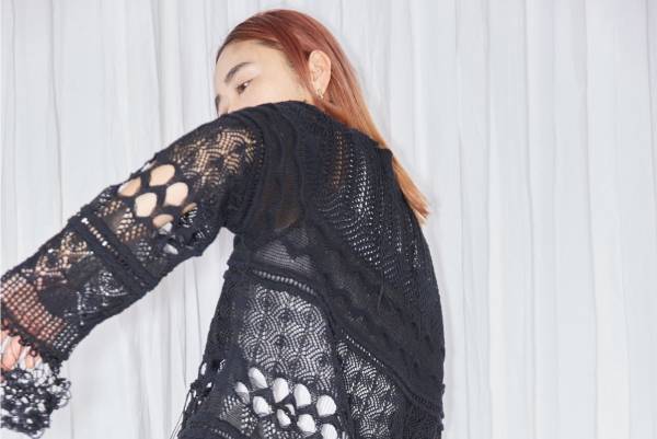 オダカのシティショップ限定ニットウェア、“透かし編み”プルオーバー＆フレアシルエットのジャケット