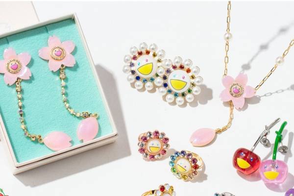 村上隆×リキュエムのコラボジュエリー、“ビジュー付き”フラワーや桜モチーフのリング＆ネックレス