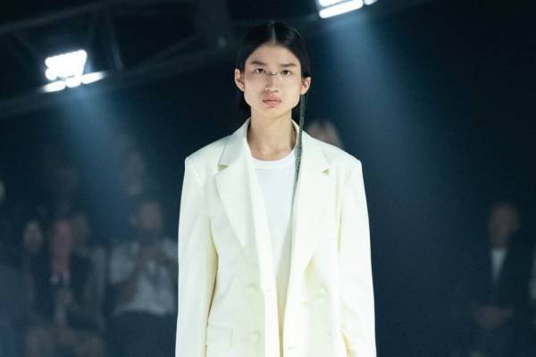 カナコ サカイの24年春夏、ダブルブレストジャケットや“レースをレイヤード”スリット入りコート