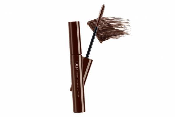 ディーアップ銘品マスカラに24年春の新色、つるんと艶めく「黒みブラウン」美容家・神崎恵プロデュース