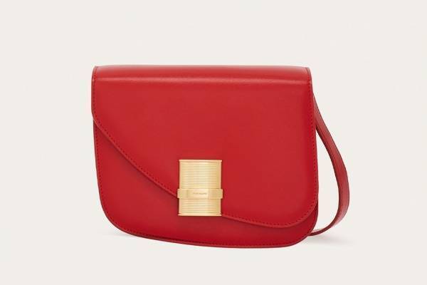 フェラガモ24年新作バッグ「フィアンマ」左右非対称デザインのショルダー