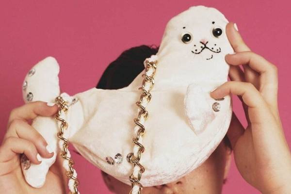 ミュベール「アザラシ」バッグ、“ふっくら”ベロア素材で - アップリケ刺繍カーディガンも