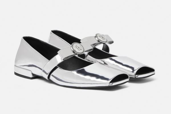 ヴェルサーチェ「ジャンニ リボン」を飾ったオープントウパンプス、メタリックシルバーや艶やかな黒で