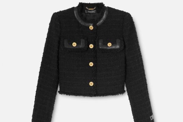 ヴェルサーチェ「アイコン」“メドゥーサ”ボタンを配したトレンチコート＆ふんわりツイードのセットアップ