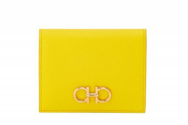 フェラガモ「ガンチーニ」レザーグッズに新色“イエロー”、二つ折り財布やカードケース