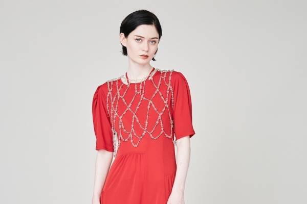 ミューラルの24年春夏新作、“あわいゆく花”のレイヤードドレス＆“花弁に滴る水滴”のビスチェ