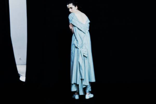 Y's24年春夏新作ウェア、大振りセーラーカラーのジャケット＆シルバー煌めくデニムパンツなど