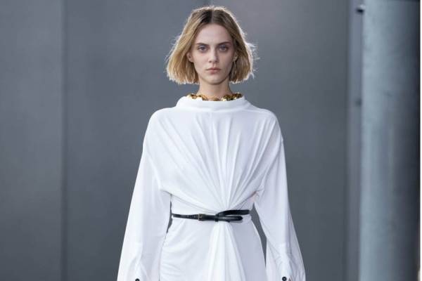 ハルノブムラタの24年春夏、ドレープ流れるギャザードレス＆チェッカーボード柄“透け感”トップス