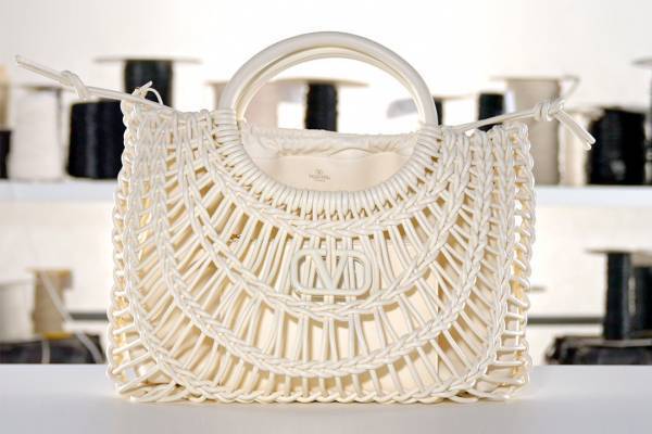 ヴァレンティノ ガラヴァーニ24年春夏バッグ「オールノット」“レザーロープ”の芸術的なクロシェ編み