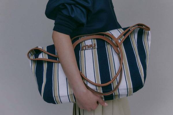 ミュウミュウ24年春夏バッグ、“マリン風”ボーダートート「アイヴィー」やレザーロゴ付きの巾着型