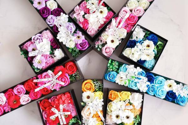 花屋が作る入浴剤「エミ」バラやガーベラの新作、“花びらがお風呂に溶ける”ブーケ風入浴剤など