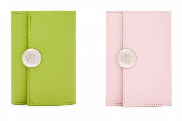 ロエベ24年春夏“小石”パーツが輝くウォレットやレザーグッズ、パステルピンク＆グリーンの限定色で