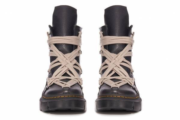 ドクターマーチン × リック・オウエンスの厚底コラボブーツ、ユニークなレース使いのレザーアッパー