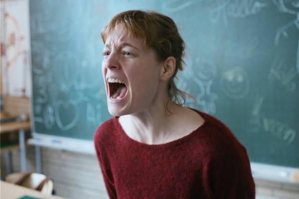 映画『ありふれた教室』校内で起きた小さな盗難事件、女性教師を窮地に追い込むサスペンス・スリラー