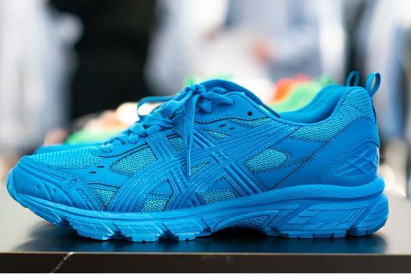 コム デ ギャルソン・シャツ×アシックス”鮮やかワントーン”のコラボスニーカー、Y2Kムード漂う1足