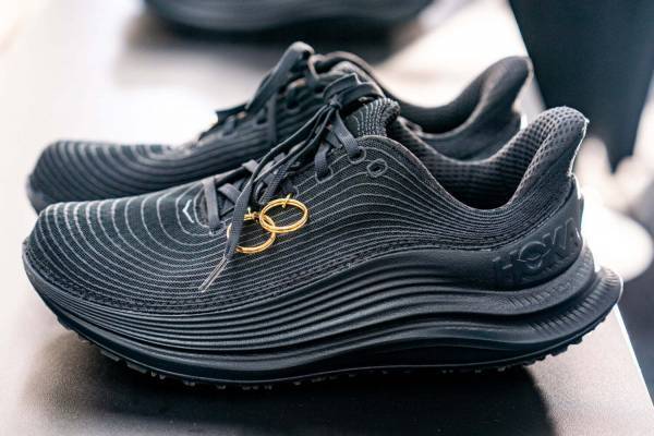 ブラック コム・デ・ギャルソン×ホカ初コラボ、ゴールドリング煌めく「ティーシー1.0」スニーカー