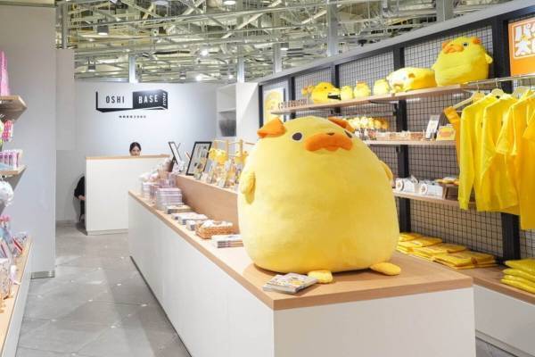 “推し活"拠点「オシ ベース」が原宿・ハラカドに - 作品とファンが繋がる場、アニメグッズの販売も