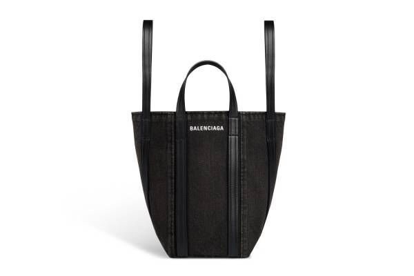 バレンシアガ“ブラックデニム”ボディの限定バッグ、2WAY仕様のロゴ入りショルダートート