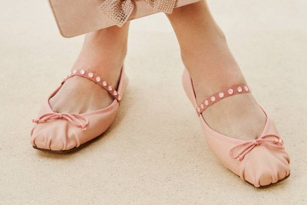 プリティ・バレリーナ24年春夏、“ビジュー付きストラップ”のトゥシューズ＆フラワーモチーフのサンダル