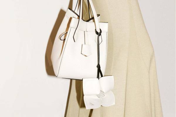 フェンディ「ミニ オリガミ」バッグの24年春夏新色、“ニュアンスカラー”や鮮やかイエロー