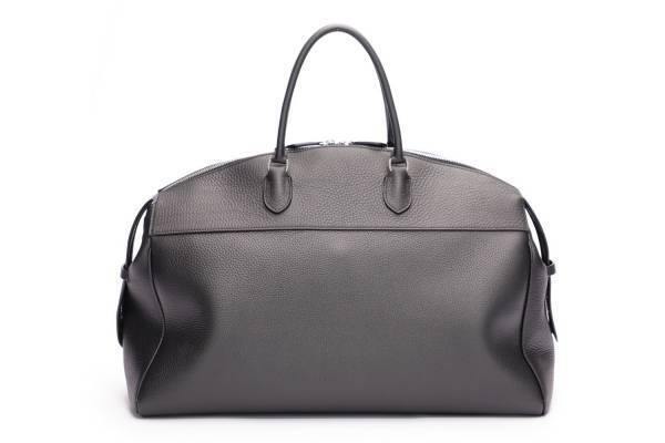 ザ・ロウの24年夏新作バッグ、ミニマルなショルダーポーチ＆ウォッシュドデニムのバックパック