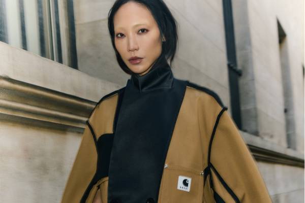 sacaiとカーハート WIPのコラボ第2弾、“スーツ地×キャンバス地”ジャケットやプリーツドレス