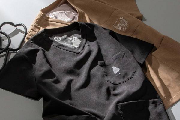 『ブラック・ジャック』×クラシコのスクラブ、手術着姿のブラック・ジャック刺繍入りトップス＆パンツ