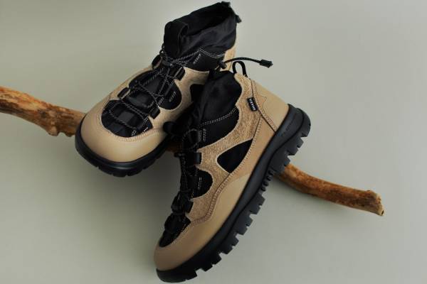 シャカ初のトレッキングシューズ、異素材ミックスの洗練アッパー＆"足を包み込む”軽量ソール