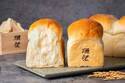 日本酒「獺祭」酒粕使用の食パン＆あんぱん、フルーティーな“ふわもち”食感 - 京王プラザホテルで
