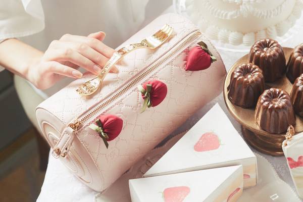 メゾン ド フルール“まるでロールケーキ”なショルダーバッグ＆いちご付きのショートケーキ型ポーチ