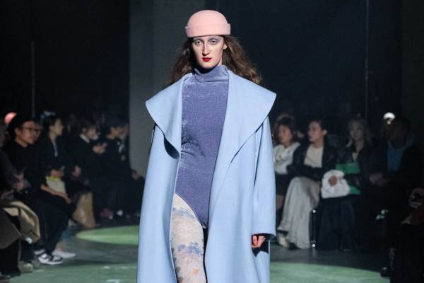 カレンテージ 2024-25年秋冬コレクション - 旅の記憶をコラージュして