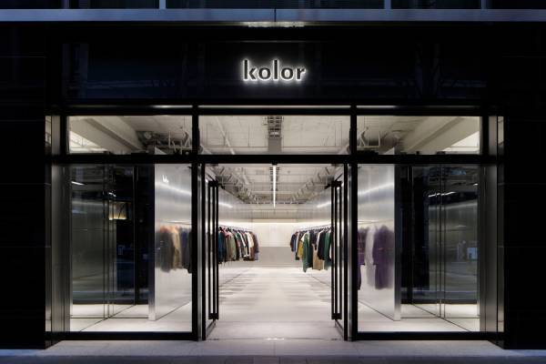 「カラー」2店舗目の路面店が丸の内にオープン、トロピカル素材で仕立てた限定ドッキングブルゾンも