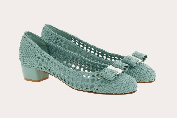 フェラガモのシューズ「ヴァラ」「ヴァリナ」に“編み上げレザー×リボン”、爽やかグリーンやピンクで