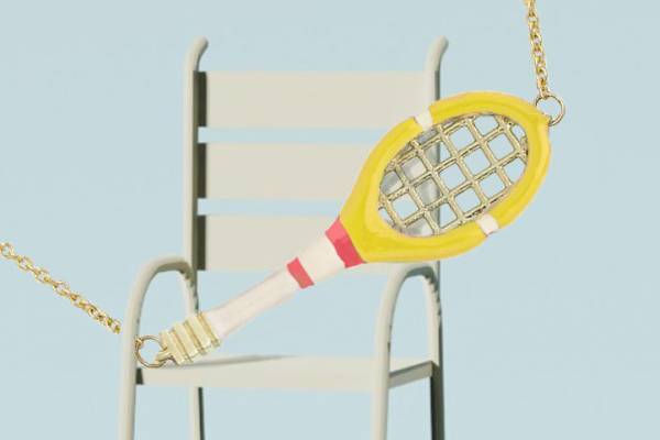 アリータ“テニスラケット＆ゴルフクラブ”モチーフのネックレス、華やかなイエローゴールドチャームで