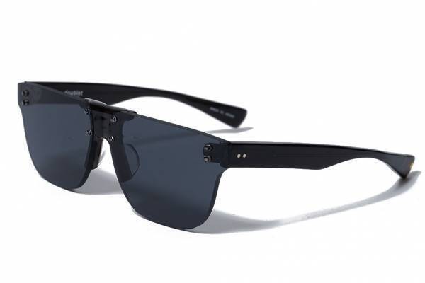 ダブレット×ブランのサングラス、レンズにテンプルを直接打ちつけたスクエアウェリントンタイプ