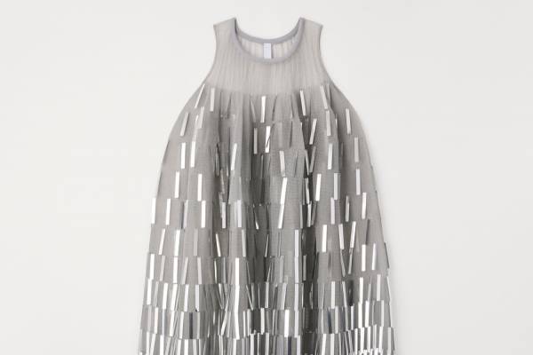 CFCL24年春夏ウェア、“ミラーフィルム”きらめくニットドレスやパフスリーブカーデなど