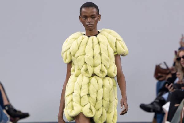 JW アンダーソン 2024年秋冬ウィメンズコレクション - レトロな洋服に“奇妙”なエッセンスを