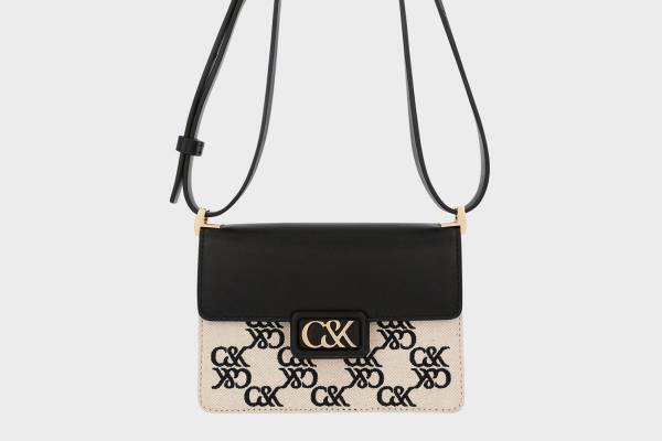 チャールズ＆キースの旗艦店が渋谷に、「C&K」ロゴを配したショルダーバッグやレザーウォレット