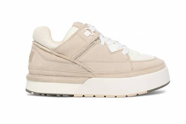 UGG“シューレースなしで履ける”2WAYスニーカー、スエード×メッシュの異素材アッパー