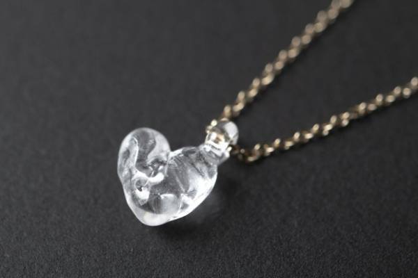 「ハリオ」24年ホワイトデーのハート型ネックレス、ホワイトガラスの表面から煌めく繊細で立体的な光