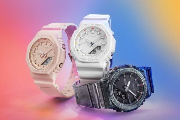 G-SHOCK×「ITZY」コラボ腕時計、ロゴ＆ライトリングカラーのインデックスを配した文字板