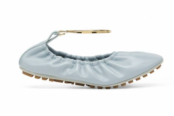 フェンディ24年春夏新作シューズ、“ゴールドのアンクレットが輝く”レザーバレリーナシューズ