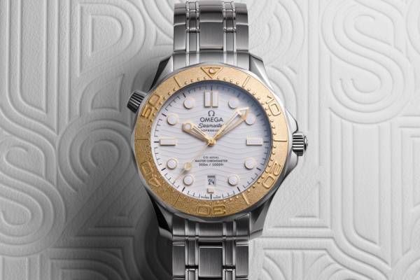 オメガ“金メダル”着想ゴールドベゼルの ダイバーズウォッチ、パリ 2024 オリンピック記念
