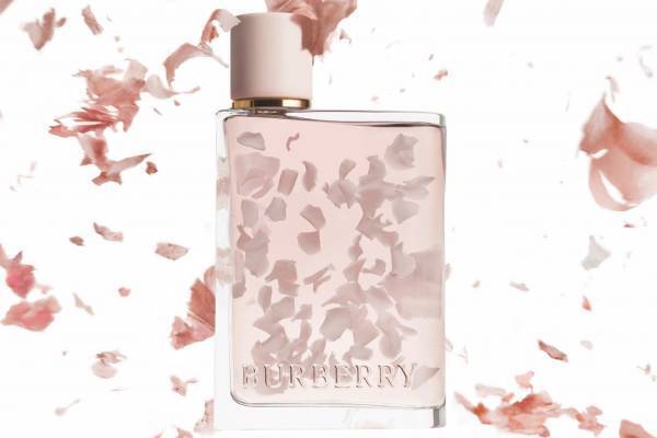 バーバリー“花びらが舞う”香水「バーバリー ハーペタルズ オードパルファム」甘くフルーティーな香り
