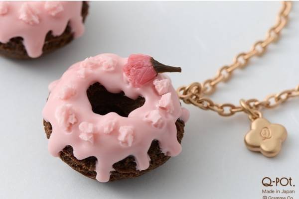Q-pot.“サクラ ドーナッツ”のアクセサリー、とろける桜色グレーズのネックレス＆チャーム