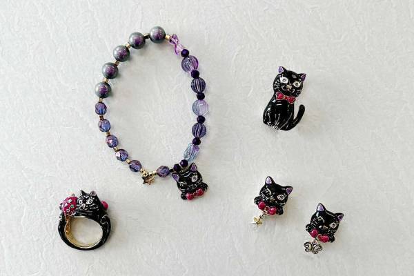 アナスイの黒猫「ティティ」のアクセサリー、ウインクするフェイス型ピアス＆リングなど
