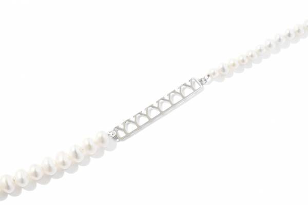 ヤヌーク×ステラハリウッド「YYYY」のシルバーロゴや淡水パールを配したネックレス、イヤーカフも