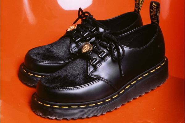 ドクターマーチン×ガールズドントクライ“ハートチャーム付き”厚底シューズ、ヘアーオンレザーのアッパー
