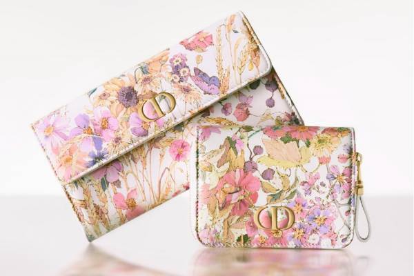 ディオール24年新作ウォレット、スカーレットやハイビスカスを描いたミニ＆長財布