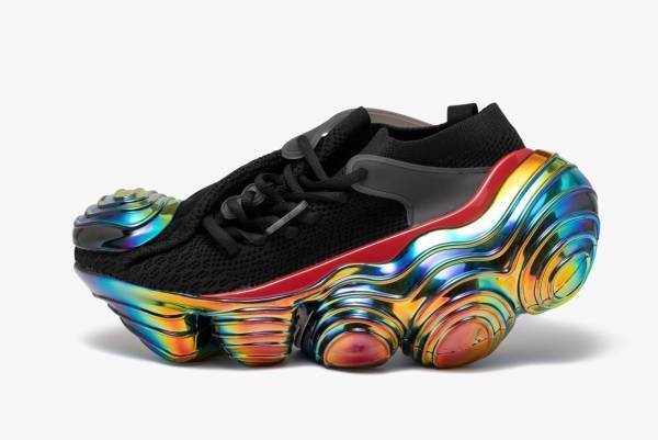 グラウンズ24年春夏シューズ、“ねじった”ソール＆アッパーのスニーカーや泡のような厚底サンダル